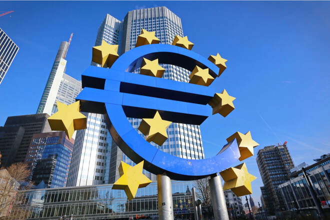 Simbolo del euro frente a edificio, FX Empire