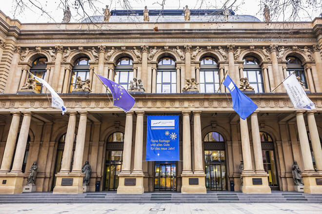 Edificio de la bolsa alemana con banderas europeas. FX Empire