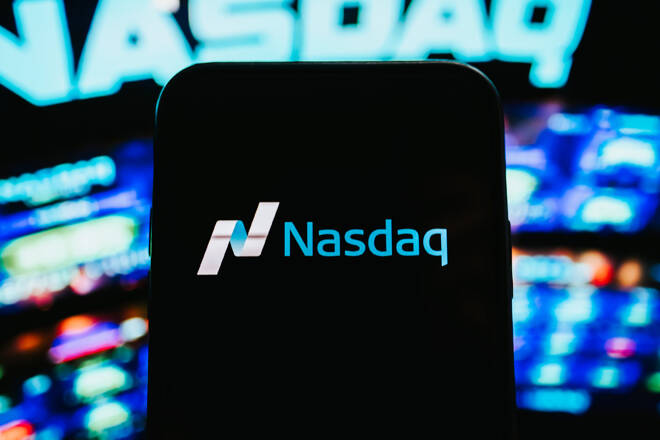 Logo del Nasdaq en móvil. FX Empire