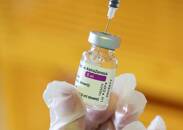 Vial con vacuna COVID-19 de AstraZeneca en centro de vacunación, Ronquières