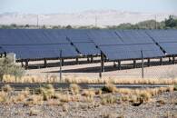 FOTO DE ARCHIVO: Paneles solares en un campo de El Centro