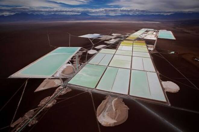 Foto de archivo. Una vista aérea de pisicinas y áreas de procesamiento de la planta de litio Rockwood en Atacama. Chile, 10 de enero de 2013.