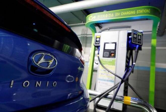 Imagen de archivo de un auto electrico IONIQ de Hyundai Motor caragndo su batería en Seúl, Corea del Sur.