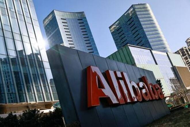 FOTO DE ARCHIVO: El logotipo del grupo Alibaba frente a sus oficinas en Pekín