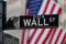 FOTO DE ARCHIVO: Un letrero de Wall Street en la Bolsa de Nueva York (NYSE) en el barrio de Manhattan, Nueva York, Estados Unidos