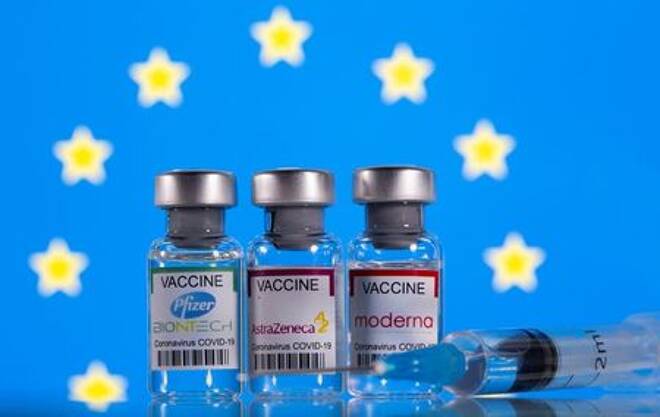 Ilustración de viales con las etiquetas de las vacunas contra la enfermedad del coronavirus (COVID-19) de Pfizer-BioNTech, AstraZeneca y Moderna ante una bandera de la Unión Europea