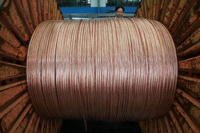 Imagen de archivo de un empleado trabaja en una fábrica de cables eléctricos en Baoying