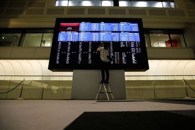 Un tablero de cotización de acciones en la vacía Bolsa de Valores de Tokio (TSE) en Tokio, Japón