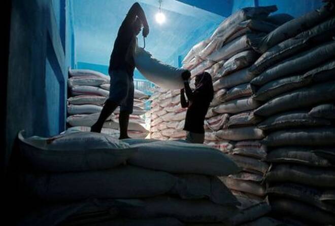Foto de archivo. Trabajadores trasladan sacos de azúcar en una bodega en Calcuta