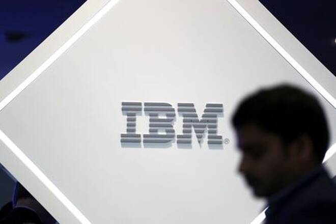 IMAGEN DE ARCHIVO. Un hombre se ubica cerca de un logo de IBM en el Mobile World Congress en Barcelona, España
