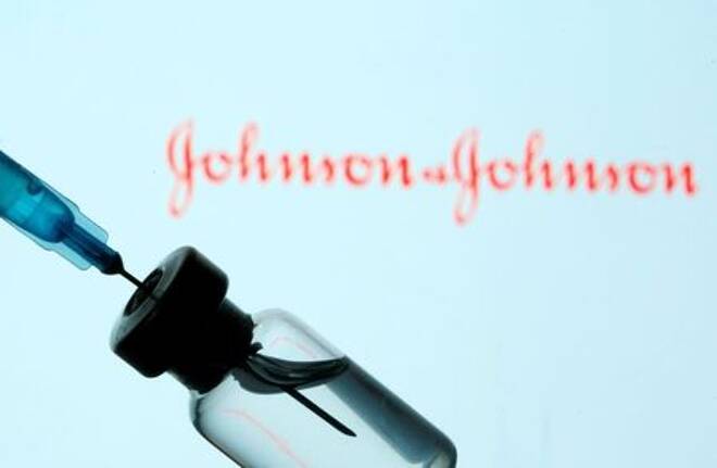 FOTO DE ARCHIVO: Un vial y una jeringa médica frente al logotipo de Johnson &amp; Johnson