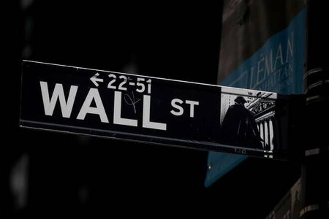 FOTO DE ARCHIVO: Una señal de Wall Street cerca de la Bolsa de Nueva York