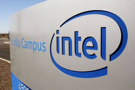 IMAGEN DE ARCHIVO. El logo de Intel Corporation se ve en un letrero fuera del sitio de fabricación de microprocesadores Fab 42 en Chandler, Arizona, EEUU