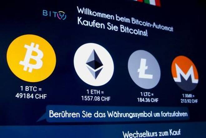 Imagen de archivo de las tasas de cambio y logos del bitcóin (BTH), éter (ETH), litecoin (LTC) y monero (XMR) en un cajero de criptomonedas de Bity en Zúrich, Suiza.
