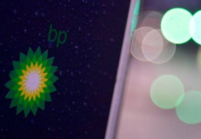 FOTO DE ARCHIVO: El logotipo del grupo BP en un punto de carga para vehículos eléctricos en Londres