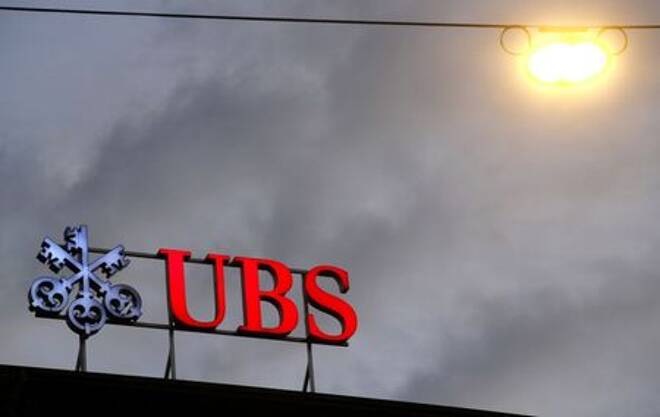 Foto de archivo del logo del banco suizo UBS en una oficina de la entidad en Zurich