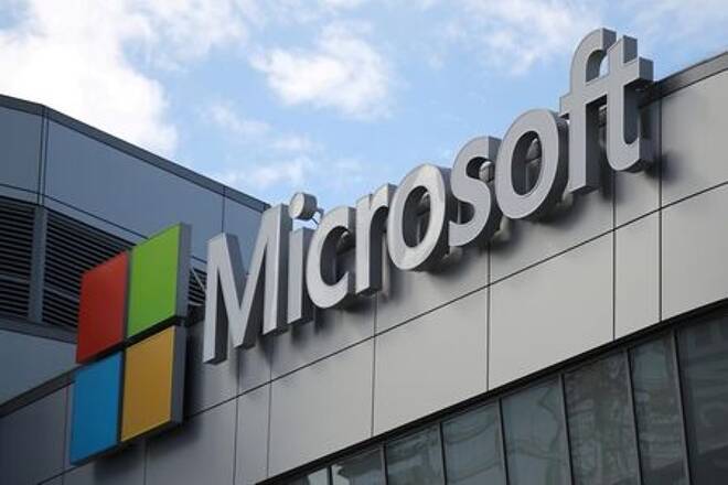 Imagen de archivo del logo de Microsoft en un edificio de Los Ángeles, California, EEUU.