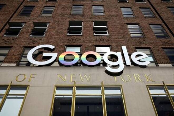 FOTO DE ARCHIVO: El logo de Google en las oficinas de la compañía en Nueva York