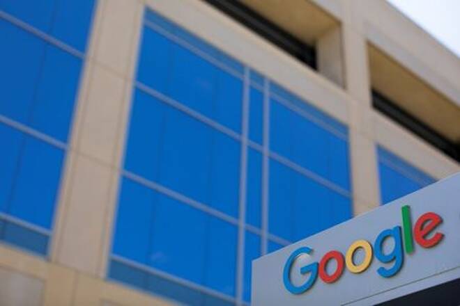 Foto de archivo del logo de Google en las oficinas de la compañía en Irvine, California