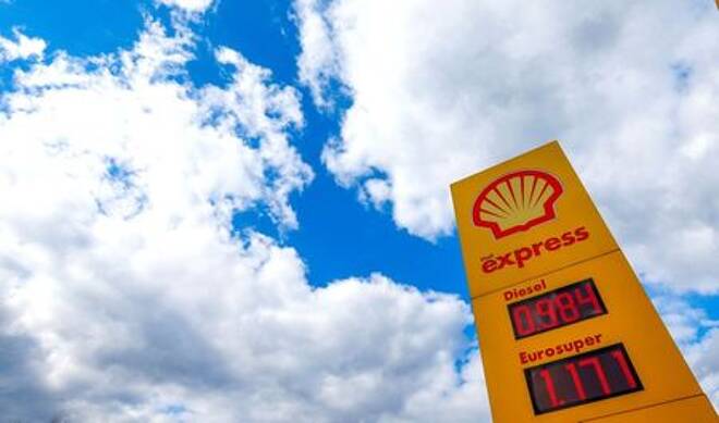 Foto de archivo. El logotipo de Royal Dutch Shell en una gasolinera de Sint-Pieters-Leeuw, Bélgica