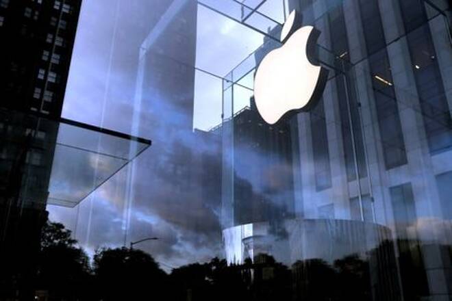 Imagen de archivo del logo de Apple Inc. en la entrada de la tienda Apple en la Quinta Avenida en Manhattan