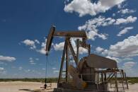 Una bomba de petróleo opera en el área de producción de Permian Basin cerca de Wink, Texas