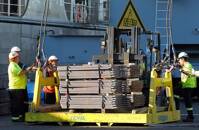 Imagen de archivo de trabajadores portuarios revisando un cargamento de cobre para su exportación a Asia en el puerto de Valparaíso, Chile.