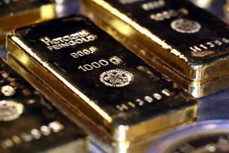 FOTO DE ARCHIVO. Barras de oro y monedas se apilan en la sala de cajas de seguridad de la casa de oro Pro Aurum en Munich