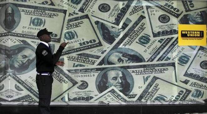 Foto de archivo de una gigantografía de billetes de dólares en una casa de cambio en Nairobi