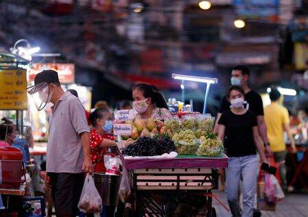 Imagen de archivo de vendedores utilizando mascarillas mientras venden comida en Chinatown, en Bangkok