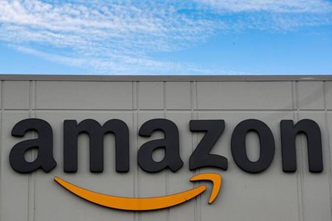 El logotipo de Amazon en su centro de distribución JFK8 en Staten Island, Nueva York