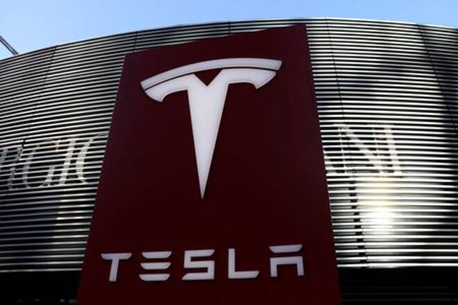Imagen de archivo del logo del fabricante de vehículos eléctricos Tesla cerca de un complejo comercial en Pekín