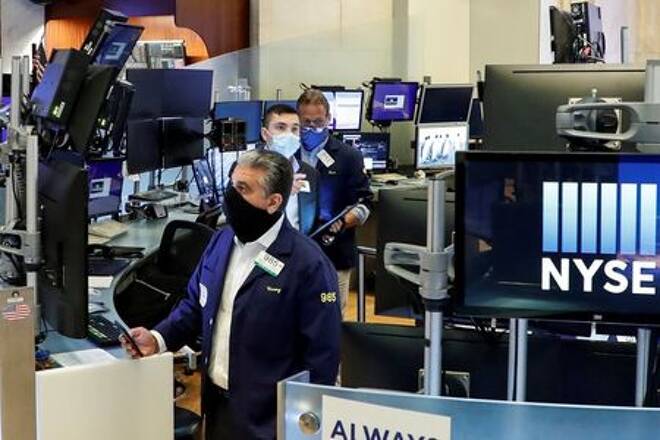 Operadores con mascarilla en el parqué de la Bolsa de Nueva York (NYSE)