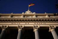 Una bandera española ondea sobre la Bolsa de Madrid