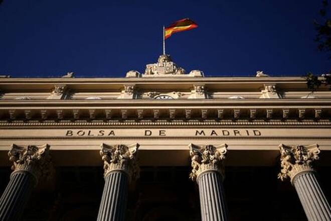 Una bandera española ondea sobre la Bolsa de Madrid