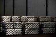 Imagen de archivo de lotes de lingotes de estaño refinado, listos para exportación, dentro de una bodega en Pangkal Pinang, en la isla de Bangka