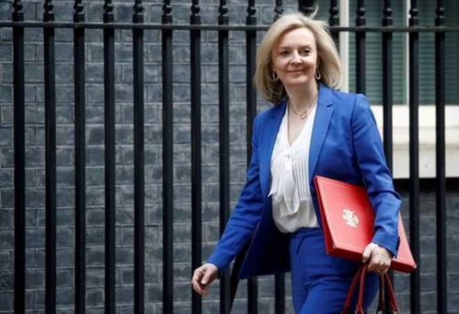 Foto de archivo. Liz Truss, secretaria británica de Comercio Internacional y ministra de la Mujer e Igualdad, en las afueras de Downing Street, Londres