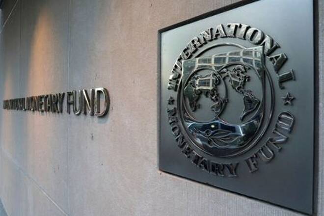 FOTO DE ARCHIVO: El logo del Fondo Monetario Internacional (FMI) afuera del edificio de la sede en Washington