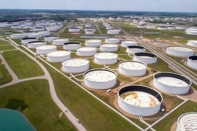 IMAGEN DE ARCHIVO. Tanques de almacenamiento de petróleo crudo se ven en una fotografía aérea en el centro de petróleo de Cushing, en Oklahoma, EEUU.