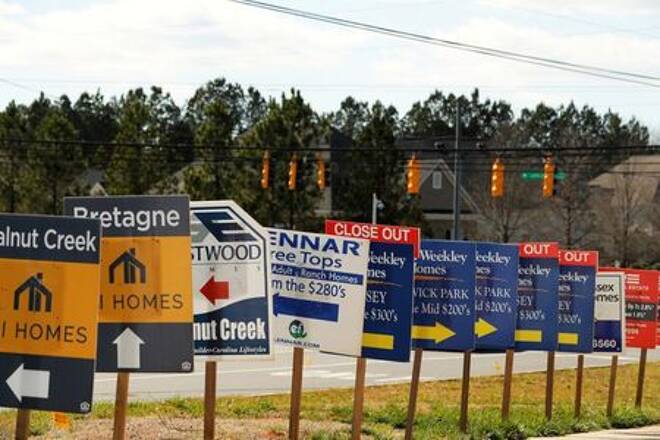 FOTO DE ARCHIVO: Carteles inmobiliarios anuncian nuevas viviendas a la venta en múltiples promociones nuevas en el condado de York, Carolina del Sur, Estados Unidos.