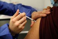 Foto de archivo ilustrativa de un trabajador de salud inyectando una vacuna de Pfizer-BioNTech para el COVID-19 en París