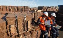 Imagen de archivo de trabajadores portuarios revisando una carga de cobre para su exportación a Asia en el puerto de Valparaíso, Chile.