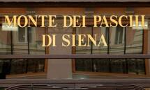 FOTO DE ARCHIVO: Un cartel del banco Monte dei Paschi se ve en Roma