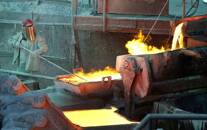 FOTO DE ARCHIVO. Un trabajador opera en una refinería de cobre en Ventanas, Chile