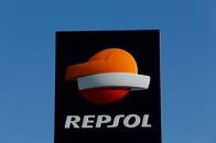 FOTO DE ARCHIVO: Un logotipo de Repsol en una gasolinera en Bormujos, cerca de la capital andaluza de Sevilla