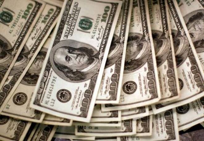 FOTO DE ARCHIVO. Billetes de 100 dólares son contados por un banquero en un banco en Westminster, Colorado, EEUU