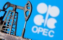 Ilustración fotográfica con una bomba extractora de crudo impresa en 3D frente al logo de la OPEP.