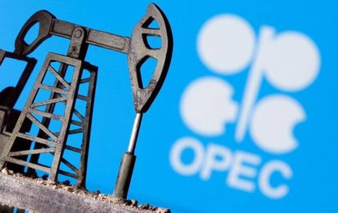 Ilustración fotográfica con una bomba de extracción de crudo impresa en 3D frente al logo de la OPEP.
