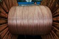 Imagen de archivo de un empleado trabajando con una bobina de cobre en una fábrica de cables eléctricos de Baoying, China.