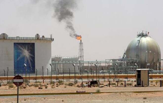 Imagen de archivo de una llama alimentada por gas en el desierto cerca de el campo petrolero Khurais, a unos 160 km de Riad